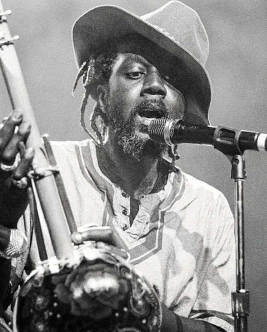AshEL singing with ngoni, black and white